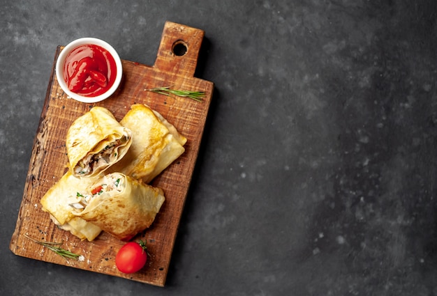 Burrito envolve com frango e legumes, num contexto de concreto com espaço para seu texto, shawarma mexicano