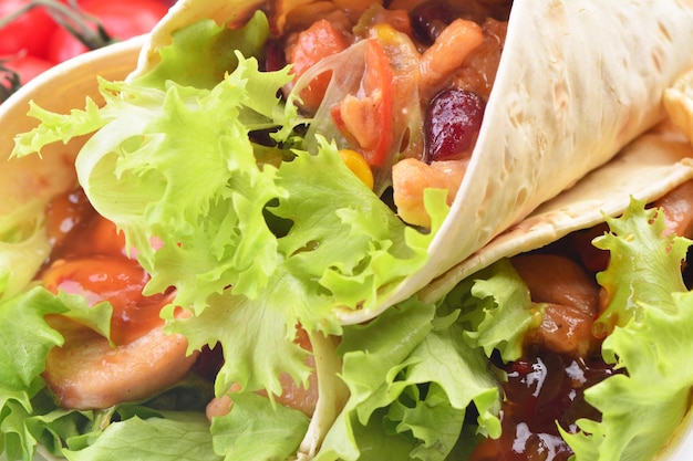 Burrito mexicano com frango e legumes