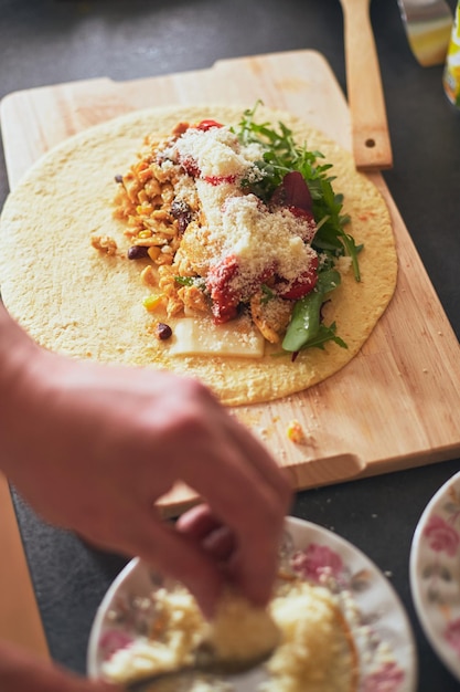 Burrito mexikanisches Essen zu Hause kochen Gegrillte Weizentortilla gefüllt mit Käsehähnchenbohnen Mais l