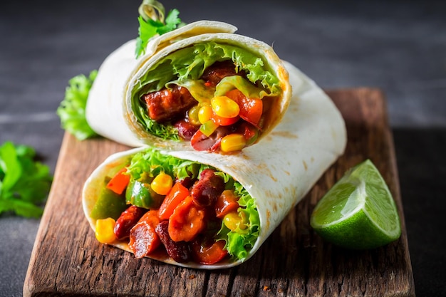 Burrito picante e quente com legumes e limão