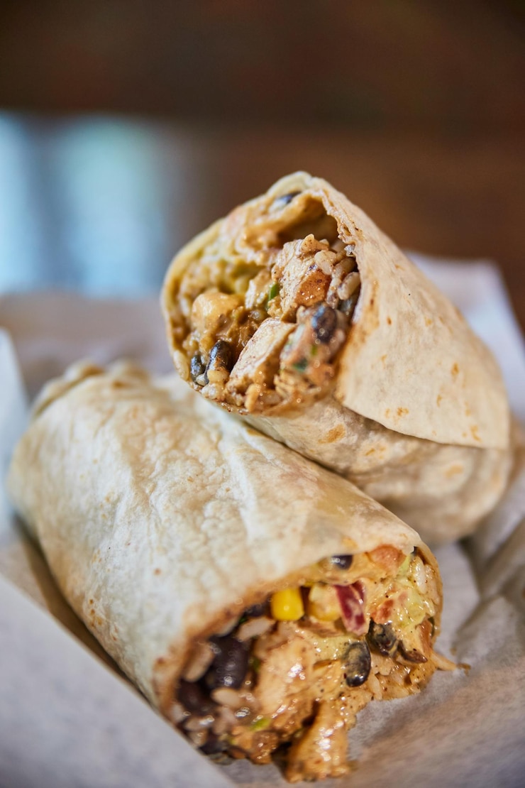 Foto burrito de pollo a la parrilla con frijoles negros y maíz