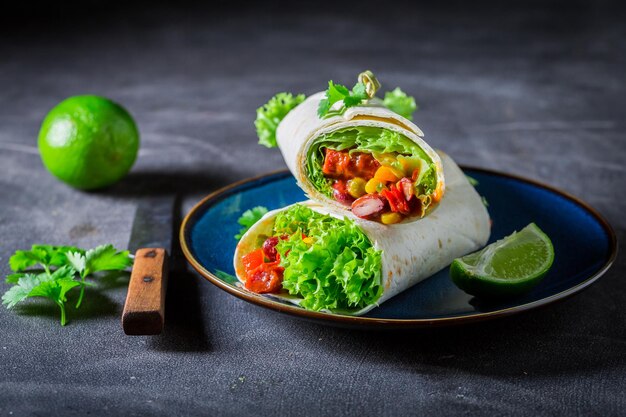 Burrito saboroso e picante com molho de tomate e carne