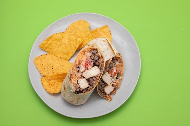 Burrito de ternera mexicana en un plato pequeño con patatas fritas nachos