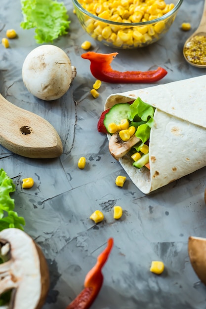 Burrito vegano de legumes, cogumelos e tortilhas