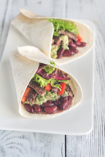 Burritos con carne y guacamole