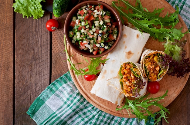 Burritos com carne picada e legumes