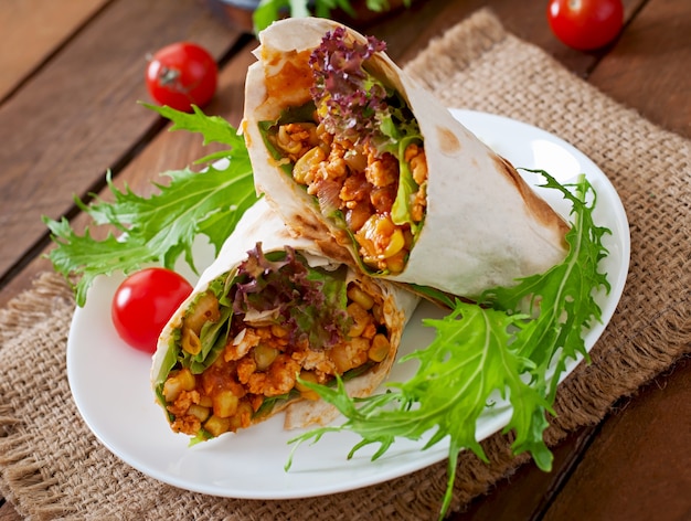 Burritos com carne picada e legumes