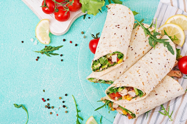 Burritos envolve com frango e legumes na mesa de luz