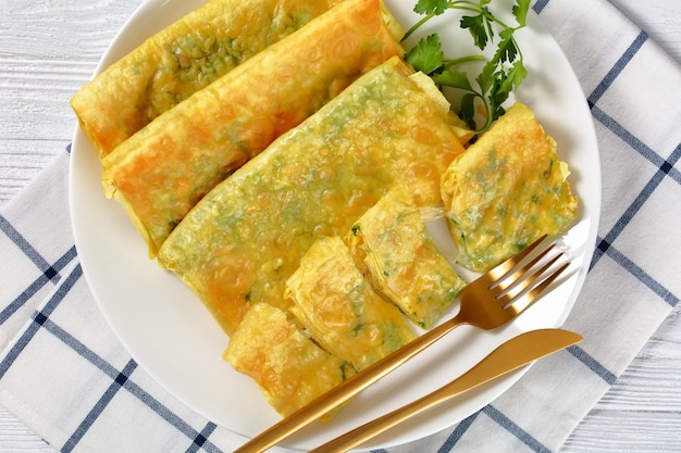 Burritos con limaduras de queso y verduras en un plato