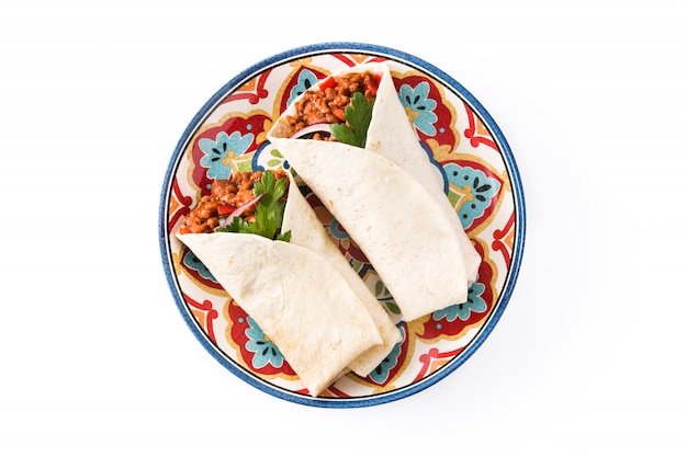 Burritos mexicanos típicos envolve com carne, frijoles e legumes isolados, vista superior