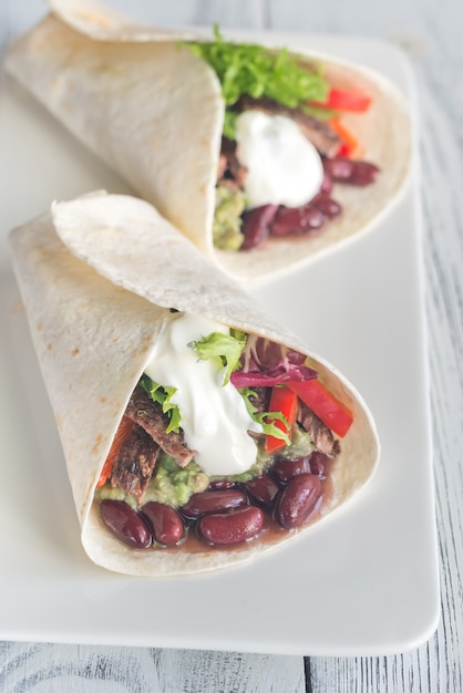 Burritos mit Fleisch und Guacamole