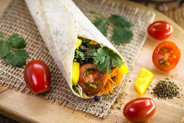 Burritos oder veganes Wrap, eingewickelt mit Pilzen, Pfeffer, Kohl und anderem gegrilltem Gemüse