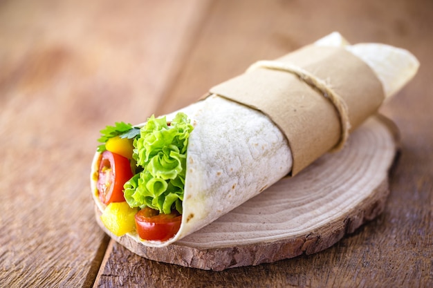 Burritos oder veganes Wrap, eingewickelt mit Pilzen, Pfeffer, Kohl und anderem gegrilltem Gemüse