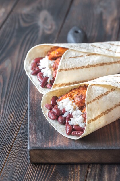 Burritos de pollo en el tablero de madera