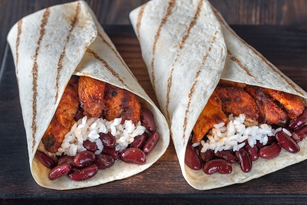 Burritos de pollo en el tablero de madera