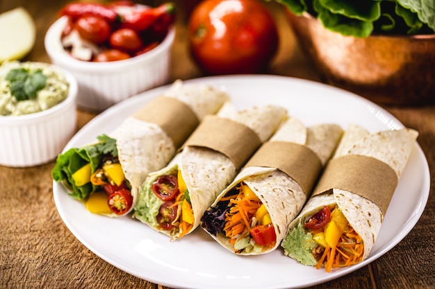 Burritos wrap o veganos, elaborados con masa sin huevos, verduras orgánicas y crema de aguacate. Comida rápida saludable.