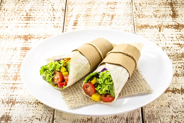 Burritos Wraps mit Pilzen, Pfeffer und Gemüse, scharfes mexikanisches Essen