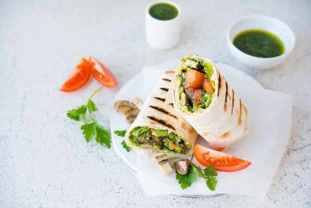 Burritos Wraps mit Pilzen und Gemüse, ein traditionelles mexikanisches Essen. Speicherplatz kopieren