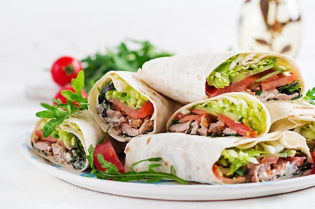 Burritos wraps mit rindfleisch und gemüse auf hellem hintergrund rindfleisch-tortilla mexikanisches essen