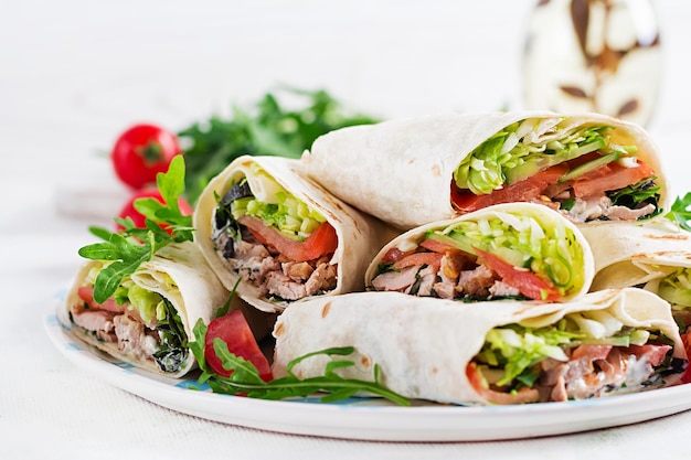 Burritos Wraps mit Rindfleisch und Gemüse auf hellem Hintergrund Rindfleisch-Tortilla mexikanisches Essen