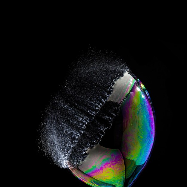 Burst Soap Bubble en colores coloridos sobre fondo negro