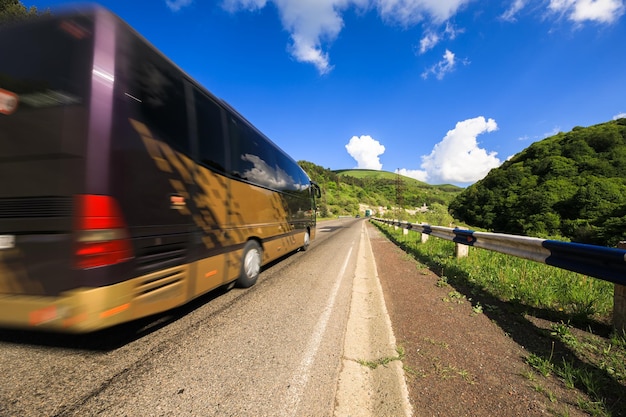 Foto bus auf asphaltstraße