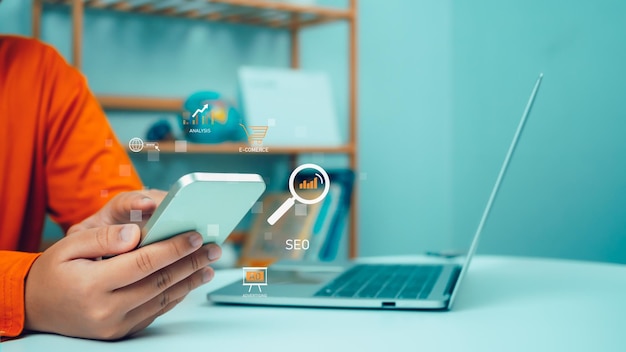 Busca de hombres de negocios en pantalla virtual Tecnología de búsqueda de datos Optimización de motores de búsqueda