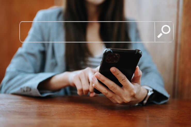Foto busca navegação na internet dados informação rede conceito com barra de pesquisa em branco mulher trabalhando com telefone móvel e computador portátil ícone vr