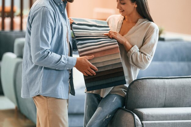 Buscando el color correcto Pareja eligiendo el sofá y la cama en la tienda