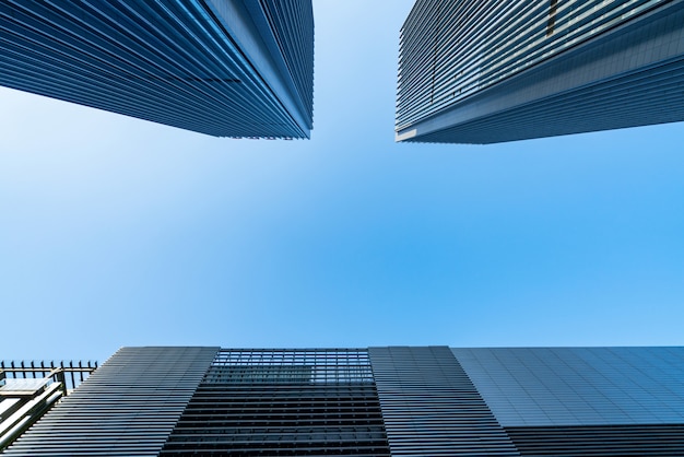 Buscando edificio de oficinas moderno azul