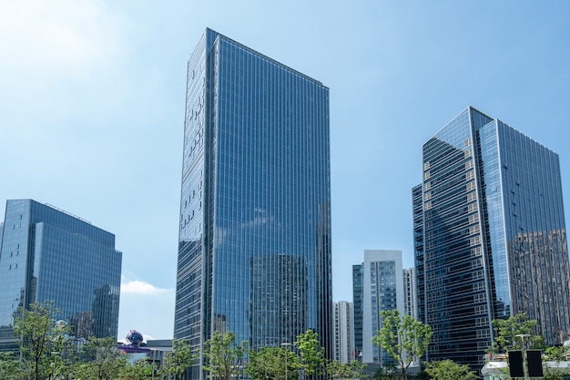 Buscando edificio de oficinas moderno azul