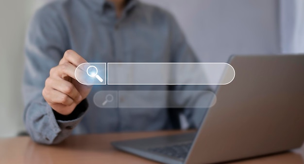 Buscar en Internet con una barra de búsqueda trabajando en un concepto de red de Internet para teléfonos inteligentes