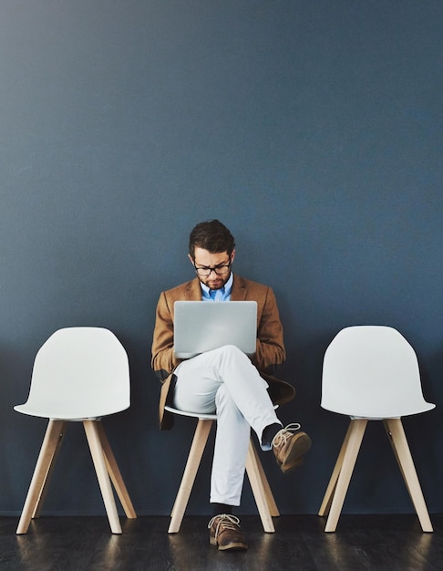 Buscar trabajo hombre y sala de espera para entrevista con portátil contratación o reclutamiento para prácticas empresario posición y vacante para empleo o recursos humanos con diferencia carrera o hr