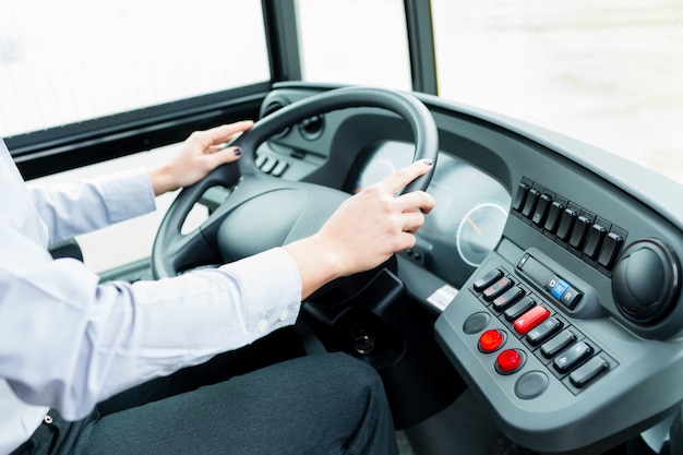 Busfahrer im Cockpit am Lenkrad