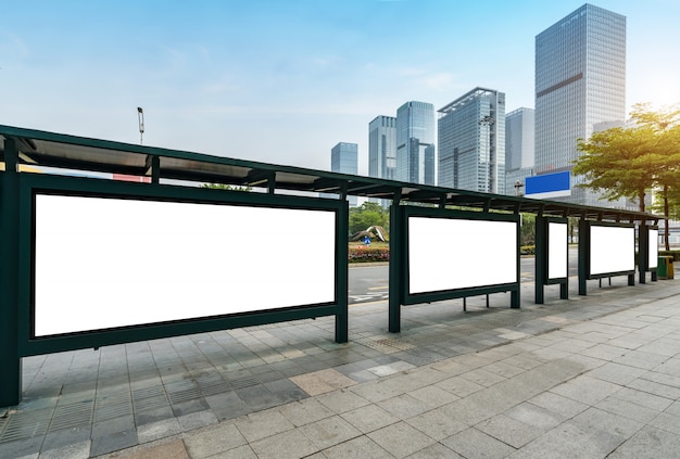 Bushaltestelle-Anschlagtafel auf Stadium, Shenzhen, China