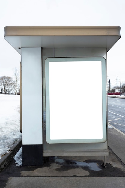 Foto bushaltestelle in der stadt. werbeschild, leerer platz für die inschrift, kopienraum, mockup