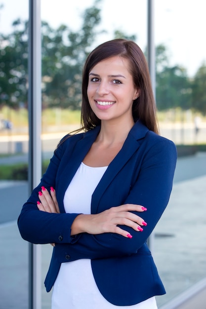 Busiinesswoman joven al aire libre