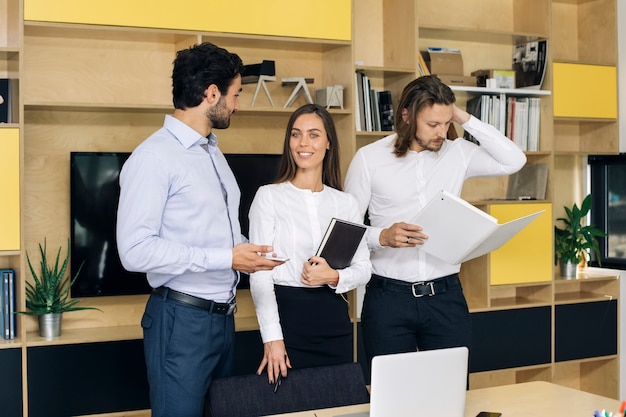 Busimesspeople jovens trabalhando no escritório moderno