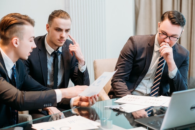 Busines Teambesprechung. Männer diskutieren Arbeit im Büro