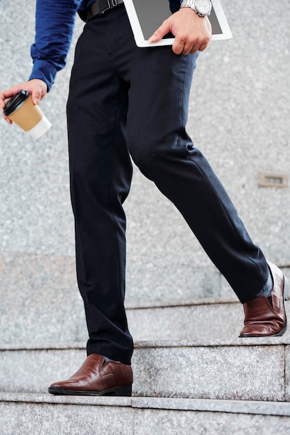 Businesman geht die Treppe hinunter