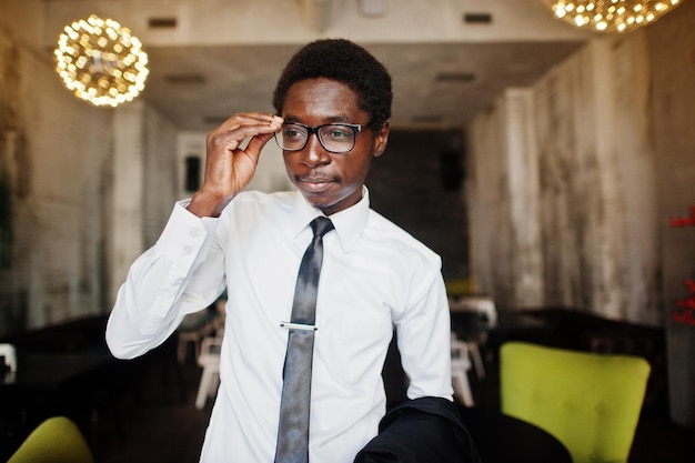 Business-Afroamerikaner tragen weiße Hemdkrawatte und Brille im Büro