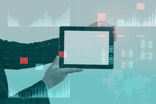 Business analytics (BA) con concepto de panel de indicadores clave de rendimiento (KPI). Maqueta de tableta con pantalla en blanco. El hombre de negocios trabaja en la computadora.