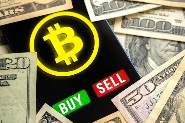 Foto business-bitcoin-handel auf dem handy mit anwendung dollar-banknoten-hintergrundinvestitionskonzeptfoto