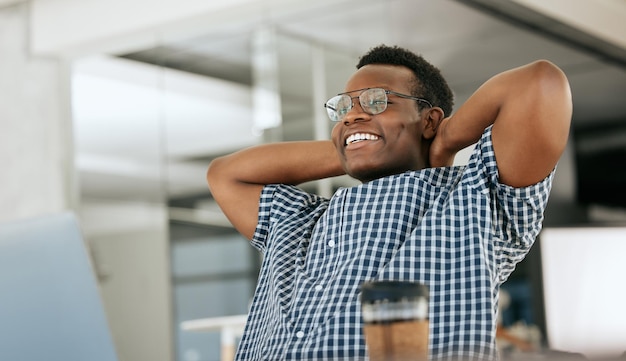 Business Black Man entspannt sich an seinem Schreibtisch für Finanzvertrieb und Unternehmensentwicklung Startup-Erfolg oder KPI-Erfolg Stretching Geschäftsmann glücklich über die Produktivität der Karriere oder Online-Überprüfung