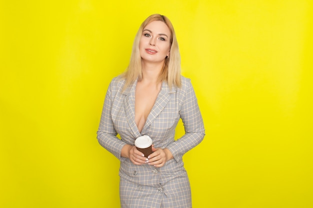 Business blonde Frau mit Tasse Kaffee