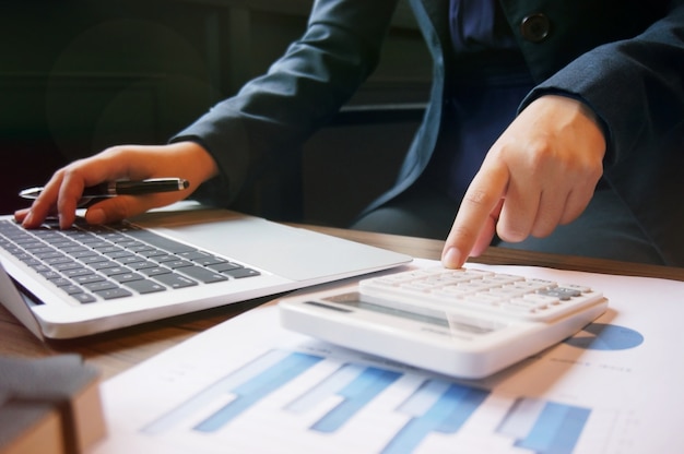 Business Buchhaltung Frauen arbeiten mit Taschenrechner und Laptop. Finanztechnologie-Konzept