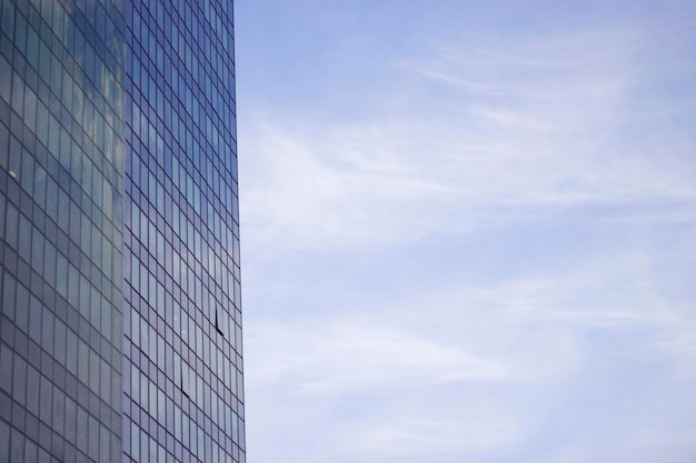 Business Center aus Glas mit blauem Himmel