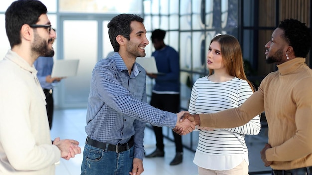 Business Coach schüttelt einem Seminarteilnehmer die Hand