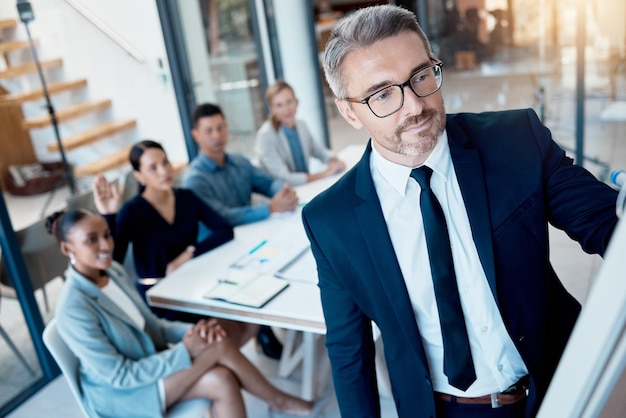 Business Coaching und Learning Leader Meeting oder Präsentation mit Team-Ideenaustausch im Corporate Brainstorming-Workshop beim Start Teamwork-Führung und CEO-Mann und -Frauen im Büro-Sitzungssaal