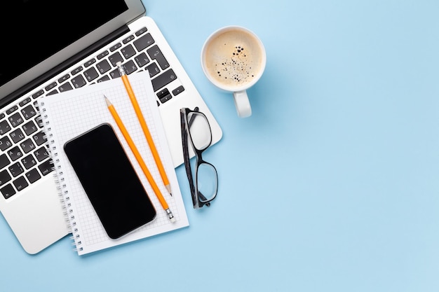 Business Desk Arbeitsplatz und Büroobjekte vor blauem Hintergrund Draufsicht flach mit Kopierraum für Ihren Text